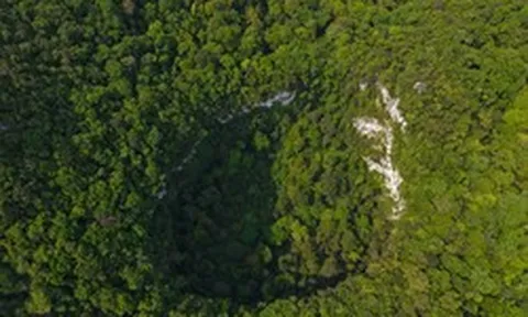Từ một vùng tối trên Google Earth, phát hiện hố sụt khổng lồ sâu 120 m chưa từng thấy trong Vườn Quốc gia ở Việt Nam: Chuyên gia nhận định ngay 1 điều