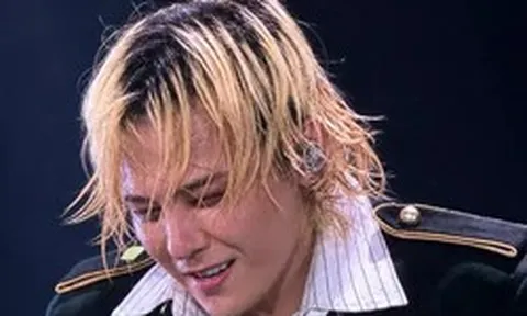 Big Bang làm 'nổ tung' Mỹ Đình, G-Dragon đập đàn gây sốc