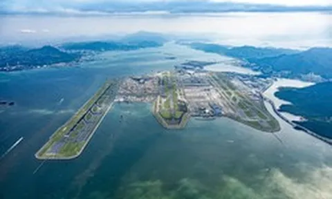 Một sân bay mở đường băng mới ngay trên biển, diện tích tương đương 900 sân bóng đá: Xi măng được bơm xuống đáy biển để tạo 360.000 cột chống, tiêu tốn gần 500.000 tỷ đồng