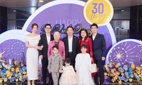 Việt Nam có gia đình doanh nhân giàu có với 2 con trai đều là thạc sĩ Anh Quốc: Anh sinh năm 1989 là Phó Chủ tịch Hội đồng quản trị ngân hàng, em sinh năm 1995 làm Chủ tịch hãng hàng không