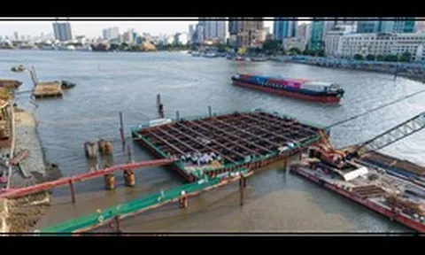 Chưa từng có: 650 tấn thép, hơn 7.450 m3 bê tông được đưa xuống lòng sông sâu 8m để làm một hạng mục lớn nhất Việt Nam