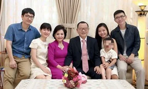 Việt Nam có gia đình giàu có với 3 người con thành đạt, con gái cả SN 1980 nay làm Tổng giám đốc, con trai út vừa kinh doanh vừa đi hát: Khởi nghiệp từ xưởng dép 20 công nhân, đứng sau thương hiệu nổi tiếng khắp cả nước