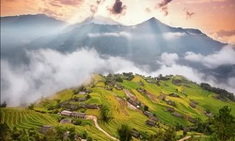 Phát hiện bản làng ở độ cao hơn 1.000m tại Việt Nam, 7 tháng mỗi năm mái nhà phủ xanh như tấm thảm nhung