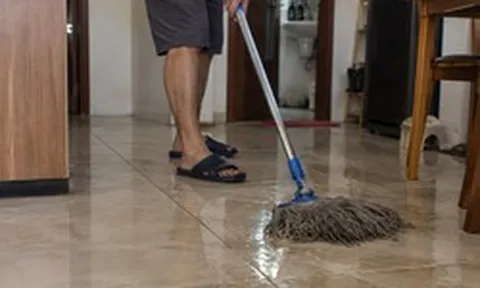Lần nào nhờ chồng lau nhà cũng có mùi tanh như cá ươn, biết nguyên nhân tôi phải cảnh cáo: "Anh không được làm vậy!"