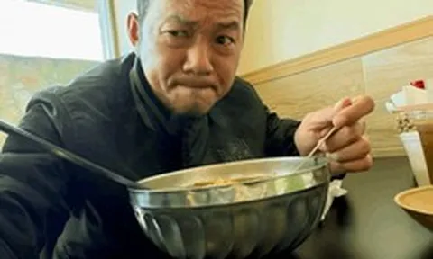 Nam nghệ sĩ SN 1976 sang Mỹ chỉ tìm quán chè, bánh mì, bún, nhắn nhủ 1 người: "Em về Việt Nam đây"