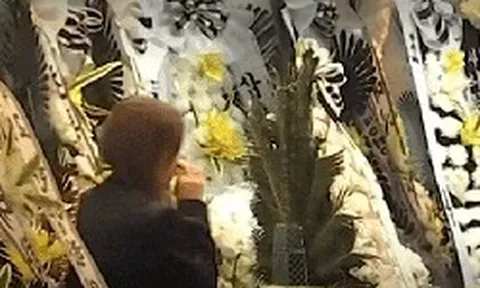 Tang lễ "người cha quốc dân" đột ngột qua đời ngày 29/10: Kim Hye Soo khóc sưng mắt, "bà nội quốc dân" cùng dàn sao xót xa tiễn đưa