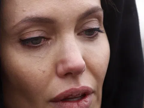 Angelina Jolie suy sụp