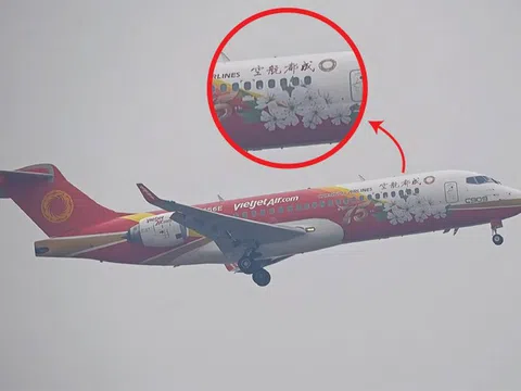 Chiếc máy bay Vietjet lạ trên tuyến Hà Nội - Côn Đảo: Sơn hình hoa Lêkima, dòng chữ tiếng Trung gây chú ý