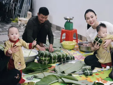 Cặp song sinh nhà Phương Oanh lần đầu "giúp" mẹ gói bánh chưng, biểu cảm vừa yêu vừa hài