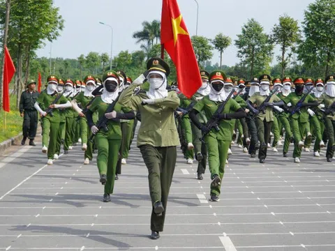 'Bóng hồng' công an tập luyện dưới nắng gắt chuẩn bị cho lễ duyệt binh 2/9