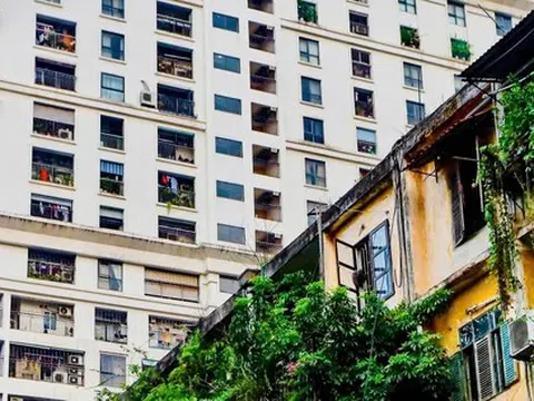 Hình ảnh đối lập giữa chung cư mới và cũ ở Hà Nội