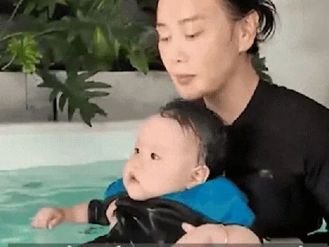 Vợ chồng Phương Oanh và Shark Bình chăm con sinh đôi cực khéo: Mới 1 tuổi đã cho học bơi, cuối tuần đều "full lịch" bên con