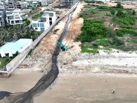 Người dân phản ánh dòng nước đen chảy ra biển Vũng Tàu