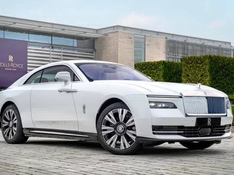 Mẹ tặng con gái Rolls-Royce Spectre hàng thửa với họa tiết hoa hồng thêu bằng kỹ thuật hoàn toàn mới