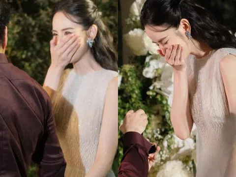 HOT: Lộ khoảnh khắc mỹ nhân 2k2 được chồng gia thế khủng cầu hôn sau 3 tháng yêu, netizen nhìn vào chỉ thắc mắc 1 chuyện!
