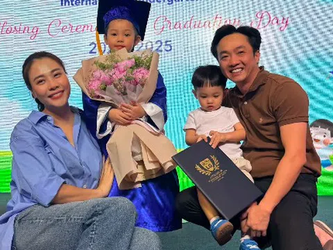 Đàm Thu Trang - Cường Đô la đi dự lễ bế giảng mẫu giáo của ái nữ ở trường quốc tế, nhìn là thấy chuẩn "rich kid"