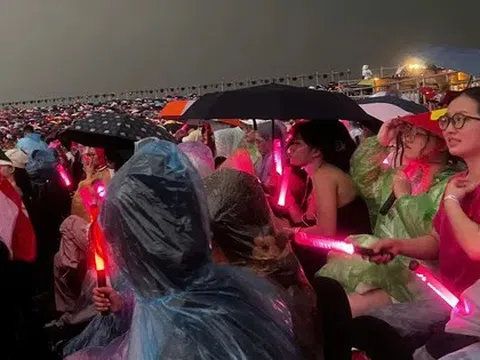 Biển người đổ về Hưng Yên ngày thứ 2, đằm trong mưa giông tầm tã