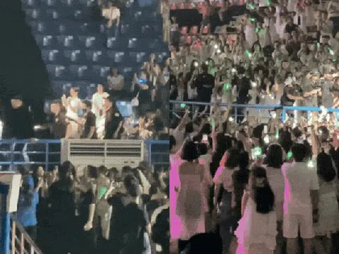 Xôn xao cảnh tượng “kỳ dị” tại concert Kim Jae Joong ở Hà Nội: Cả SVĐ như zombie săn mồi!