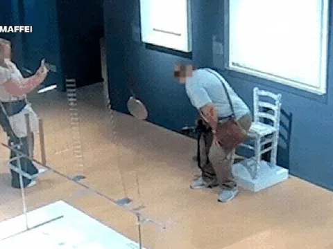 Video éo le: Chỉ vì bức ảnh sống ảo, du khách vô tư làm hỏng tác phẩm ghế pha lê Van Gogh rồi bỏ trốn