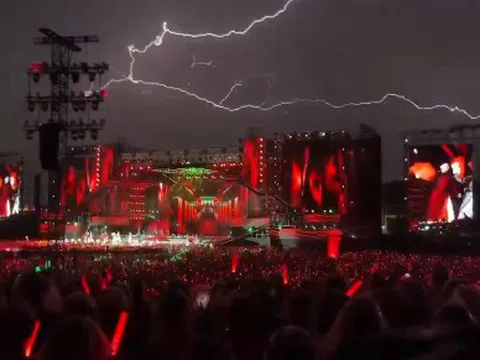 Truyền thông quốc tế nói về cảnh tượng sấm sét chói lòa tại concert Chông Gai, netizen tranh cãi dữ dội