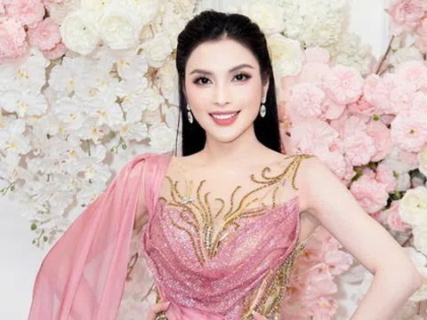 MC Kim Huyền Sâm xuất hiện kiêu sa, khoe vóc dáng "đồng hồ cát"