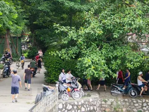 Tháo hàng rào, người đi bộ phải né xe máy trong công viên Tuổi trẻ Thủ đô
