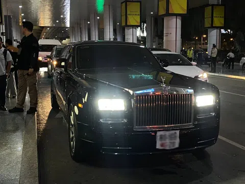 Soi siêu xe đón G-Dragon tại sân bay Nội Bài, là Rolls-Royce Phantom, giá khoảng 60 tỷ!