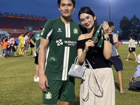 Hotgirl ngân hàng tình tứ bên “nam thần” U23 Việt Nam, visual phát sáng, body mẹ bỉm vẫn đỉnh không kém thời son rỗi