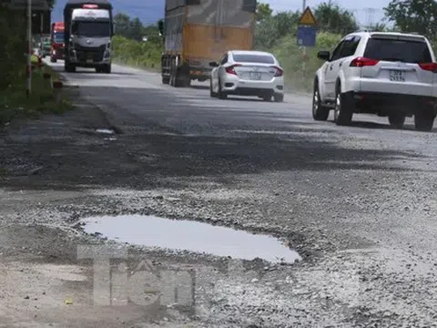 Quốc lộ 12C kết nối cao tốc ở Hà Tĩnh hư hỏng nặng