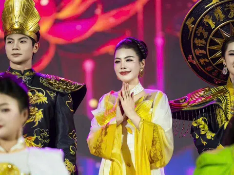 NTK Thoa Trần gây ấn tượng với “cánh sen phát sáng” dưới cơn mưa