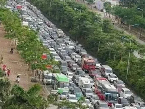 Ùn ứ trên 2 tuyến đường vừa dựng hàng rào cứng phân làn ô tô, xe máy tại Hà Nội