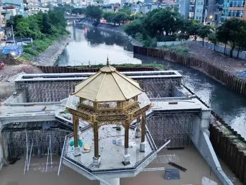 Đập tràn giữ nước có kiến trúc 'lạ mắt' đã hình thành trên sông Tô Lịch