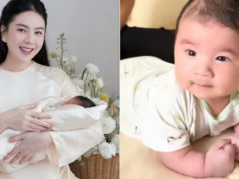 Quý tử nhà MC Mai Ngọc mới 2 tháng tuổi đã biết lật, đôi bàn tay mũm mĩm khiến team bỉm sữa phát mê