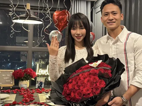 "Nam thần" U23 Việt Nam cầu hôn bạn gái sau 7 năm hẹn hò, nàng WAG cực sexy, thành tích học tập mới đáng nể