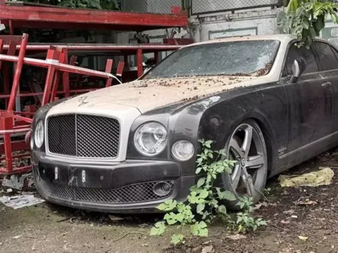 Xe siêu sang Bentley Mulsanne hàng chục tỷ đồng bị bỏ rơi tại 1 sân bóng ở Hà Nội