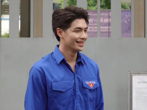 Một nam thần Vbiz bất ngờ xuất hiện trước cổng điểm thi tốt nghiệp THPT, danh tính khiến ai nấy đều nháo nhào!