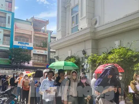 Hàng trăm người 'rồng rắn' xếp hàng mua dự án nhà ở xã hội 'hot' nhất