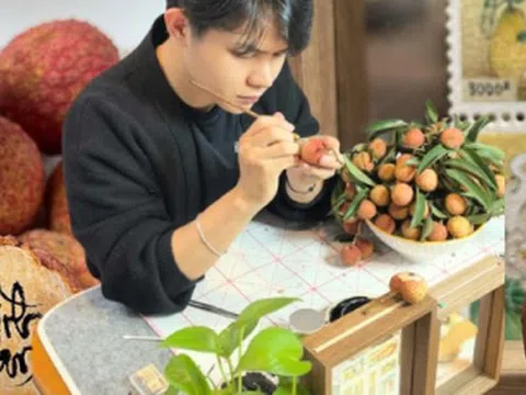 Viết thư pháp trên quả vải thiều, chàng trai gen Z Hà Nội gây sốt mạng