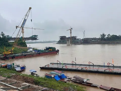 Tạm dừng vận hành phà quân sự qua khu vực cầu Phong Châu