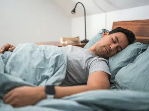 Ngủ kiểu này mỗi tối có thể gây sa sút trí tuệ: Đọc ngay còn tránh