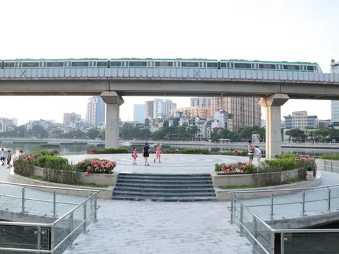 Người dân Hà Nội thích thú với diện mạo mới của hồ Hoàng Cầu sau một năm cải tạo