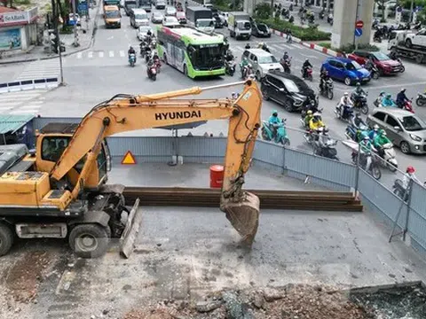 Loạt dự án giao thông Hà Nội bất động: Đường kẹt, máy móc ‘ngủ đông’, dân bức xúc