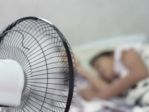 Bật quạt 8 tiếng qua đêm tốn bao nhiêu tiền điện? Người dùng làm thử nghiệm, bất ngờ khi so với điều hòa