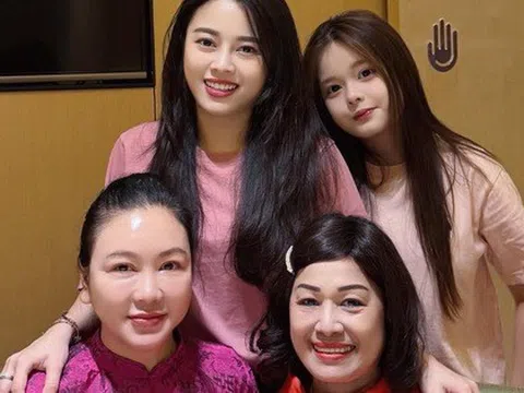 Hot mom Hằng Túi khoe ảnh 3 thế hệ gia đình, dân tình ngạc nhiên với thân thế 2 "phú bà" ngồi cạnh nhau