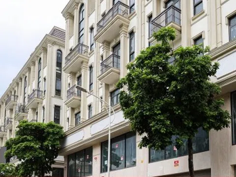 Shophouse giá chục tỷ đóng cửa im ỉm, hóa 'phố không người' trên đất vàng Hà Nội