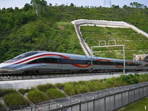 Chuyến tàu chạy 200km nhưng đi chỉ mất 45 phút, du khách trầm trồ: "Tôi chưa bao giờ nghĩ đến việc này"