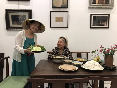 Nữ NSND nổi tiếng cả nước được mẹ U90 là NSƯT chúc mừng tuổi mới