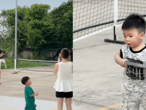 Chu Thanh Huyền đá tung dép để chơi pickleball cực sung cùng Quang Hải, cậu quý tử Lido ôm vợt chạy quanh gây bão MXH!