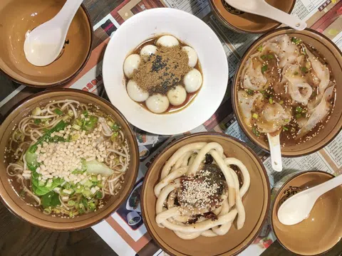 Chỉ 170.000 đồng cho 4 người ăn no ở Trung Quốc, khách Việt thốt lên: "Không hiểu người ta làm từ nguyên liệu gì mà rẻ vậy?"