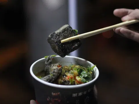 Khách Việt đứng hình khi ăn thử món đen sì ở Trung Quốc: "Tôi đã quá bồng bột khi quyết định mua nó"
